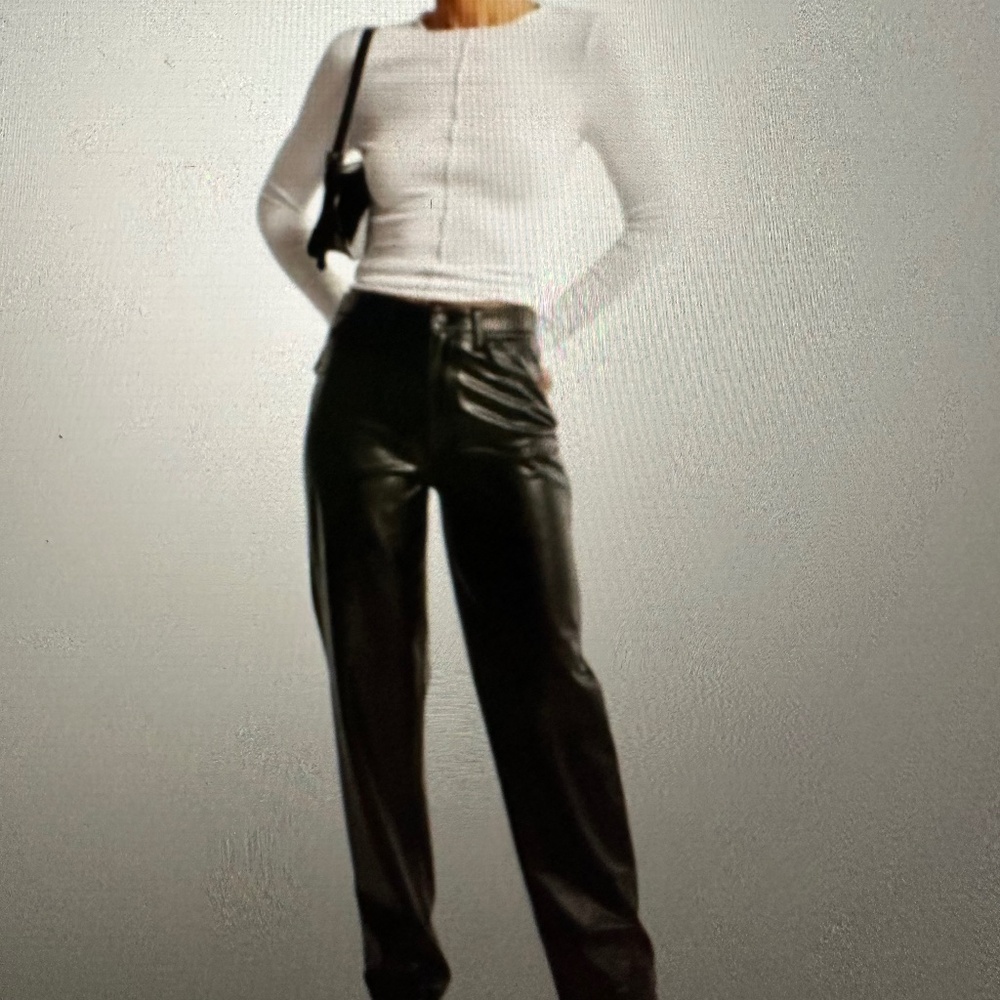 Abercrombie & Fitch vegan 90’s relaxed Jean ultra high rise. 31